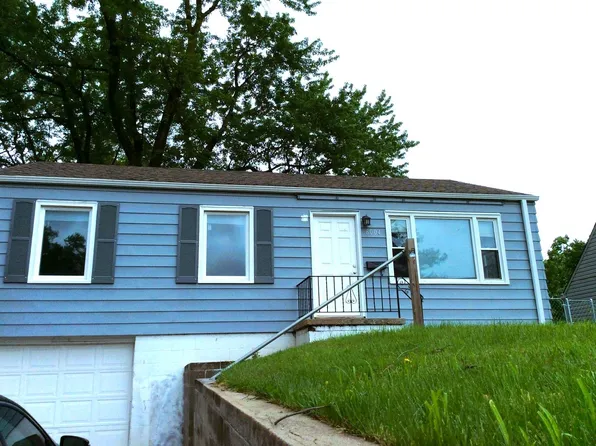 8004 Park Dr, Ralston, NE 68127