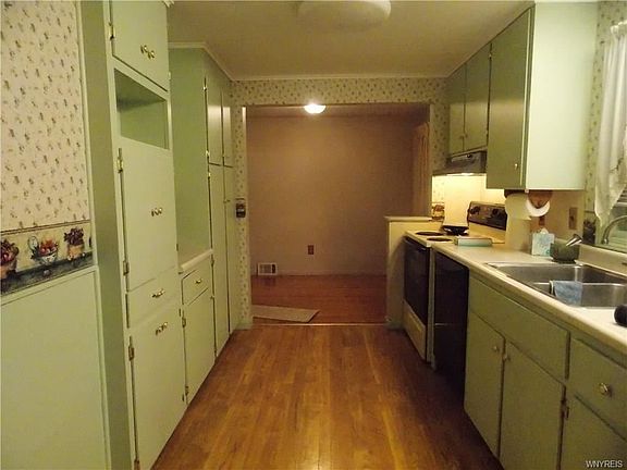 3rd image of 386 Roncroff Dr