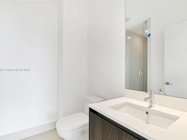 484 NE 31st St — Photo 20