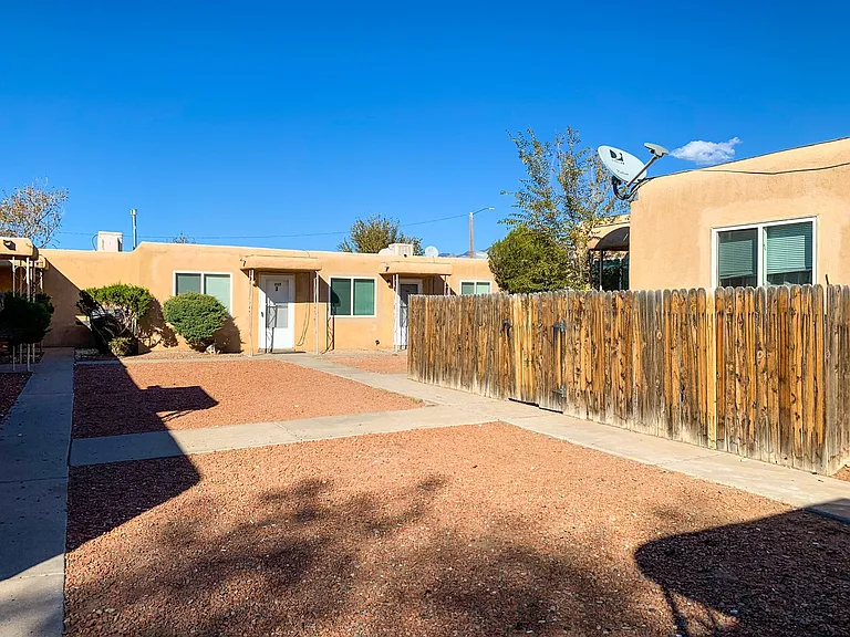 Beautiful Apartment Community with Residential Courtyard — Photo 24