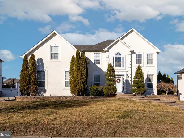 11 Edgewater Dr, Hainesport, NJ 08036