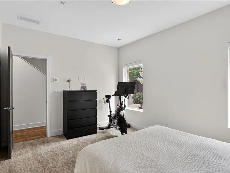 1214 Chelsea Cir NW — Photo 3