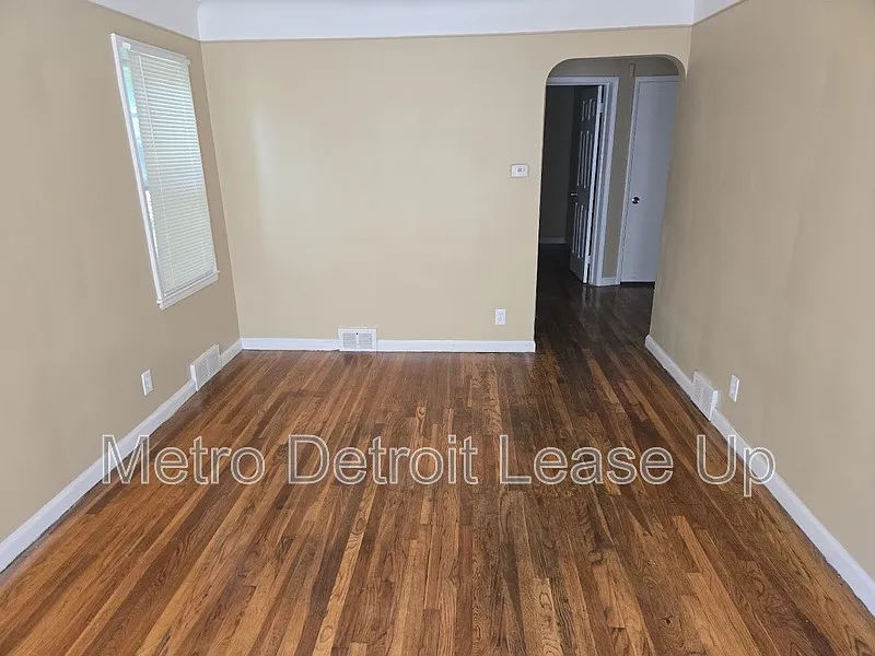3 bed, 1.0 bath, $1,400 — Photo 3