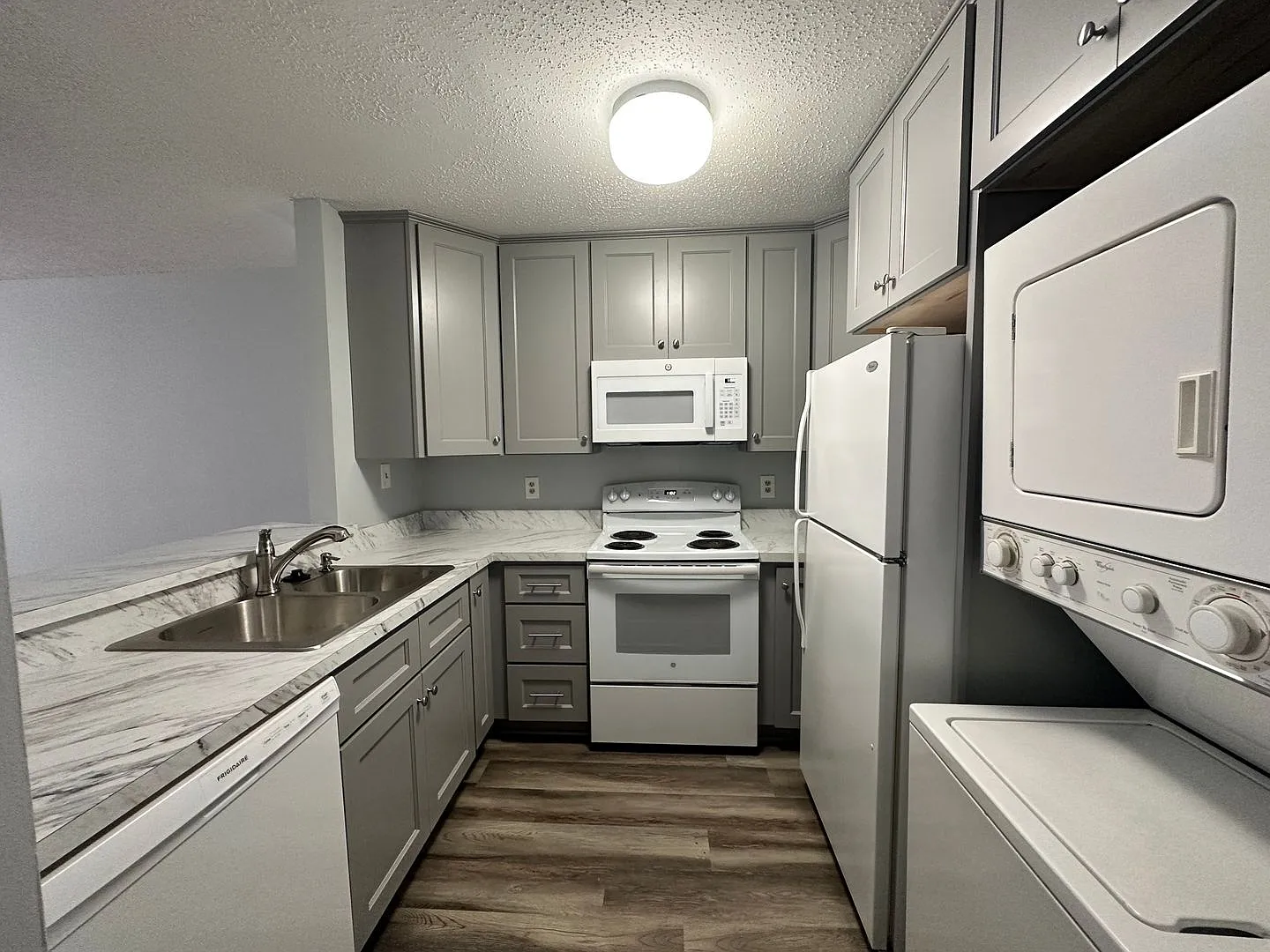 2 bedroom condo in Williamsburg! Available September 2026 — Photo 1