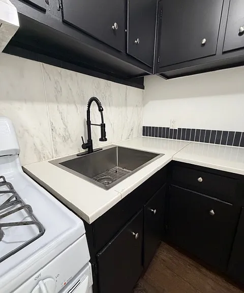 100 E Glenolden Ave #F1 — Photo 2
