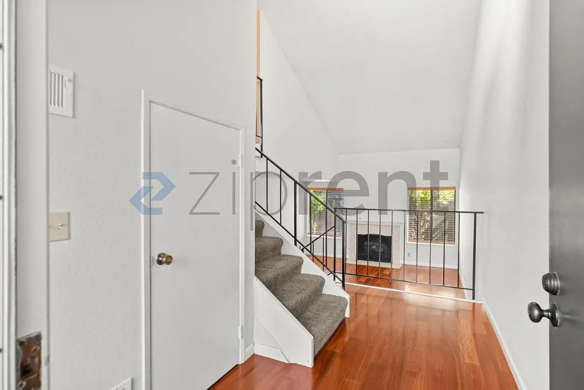 3 bed, 2.5 bath, 1451 sqft, $4,300 — Photo 4