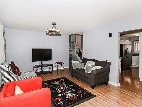 4th image of 109 W Beech Dr