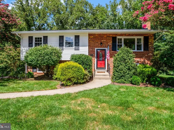 12301 Helm Ct, Woodbridge, VA 22192