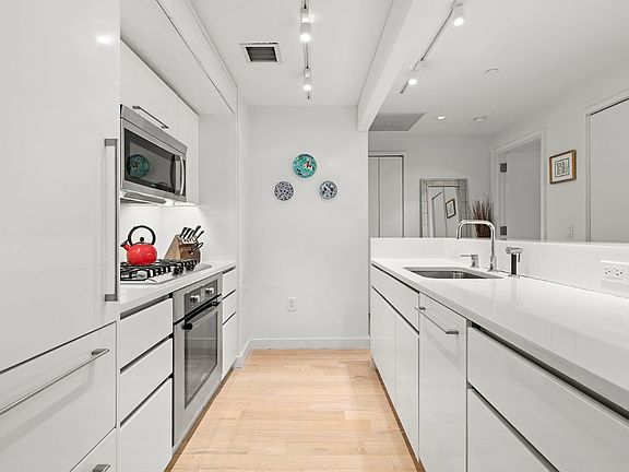 5th image of 50 Franklin St APT 4E
