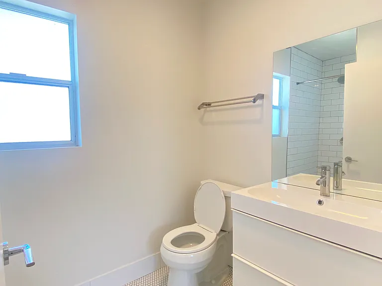 4512 Willowbrook Ave #4512.5 — Photo 8