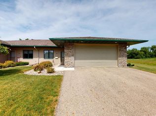 508 River Bend Ct, Mason City, IA 50401