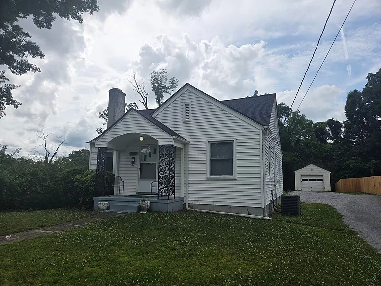 3232 Ashley St — Photo 2