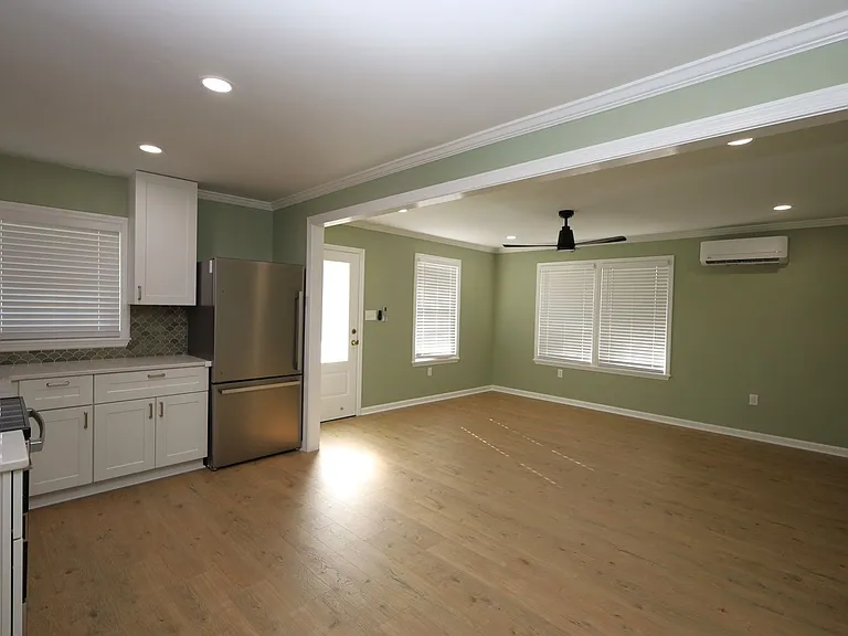 308 E Jane St — Photo 4