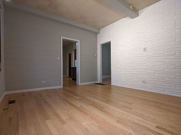 4th image of 3059 N Leavitt St APT 1R