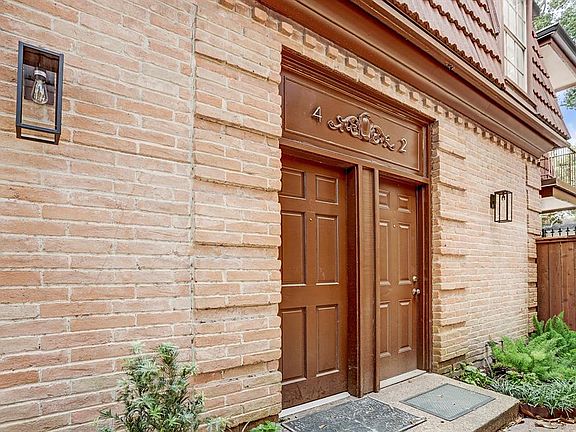 ENTRANCE TO THIS CUTE AND COZY CONDO!