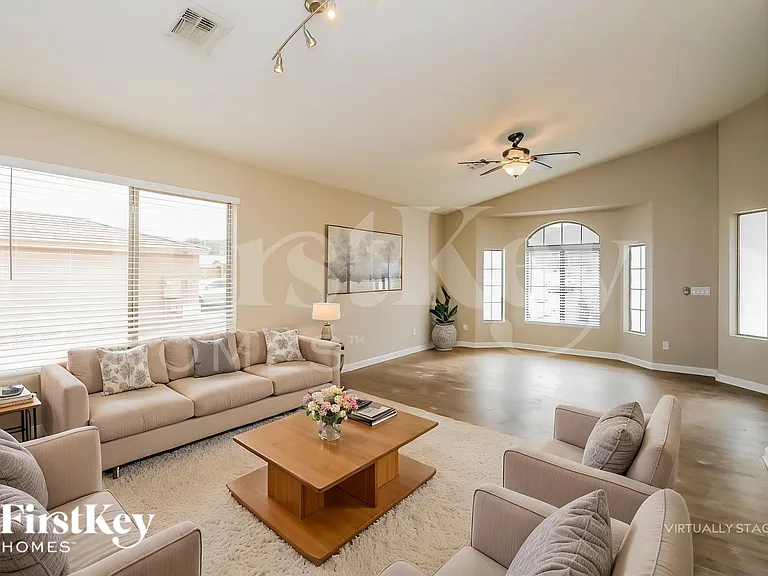 1610 E Desert Ln — Photo 3