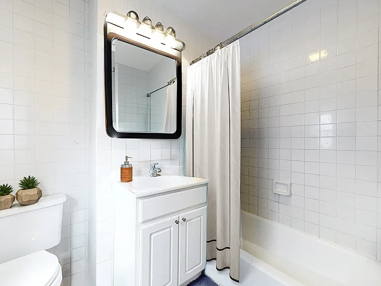 28 King St #12 — Photo 1