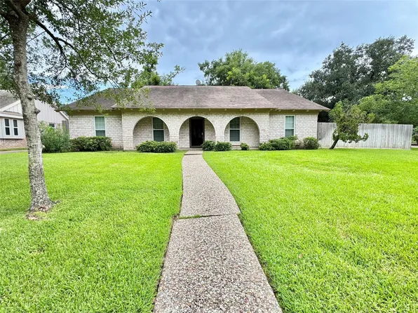 13935 Saint Marys Ln, Houston, TX 77079