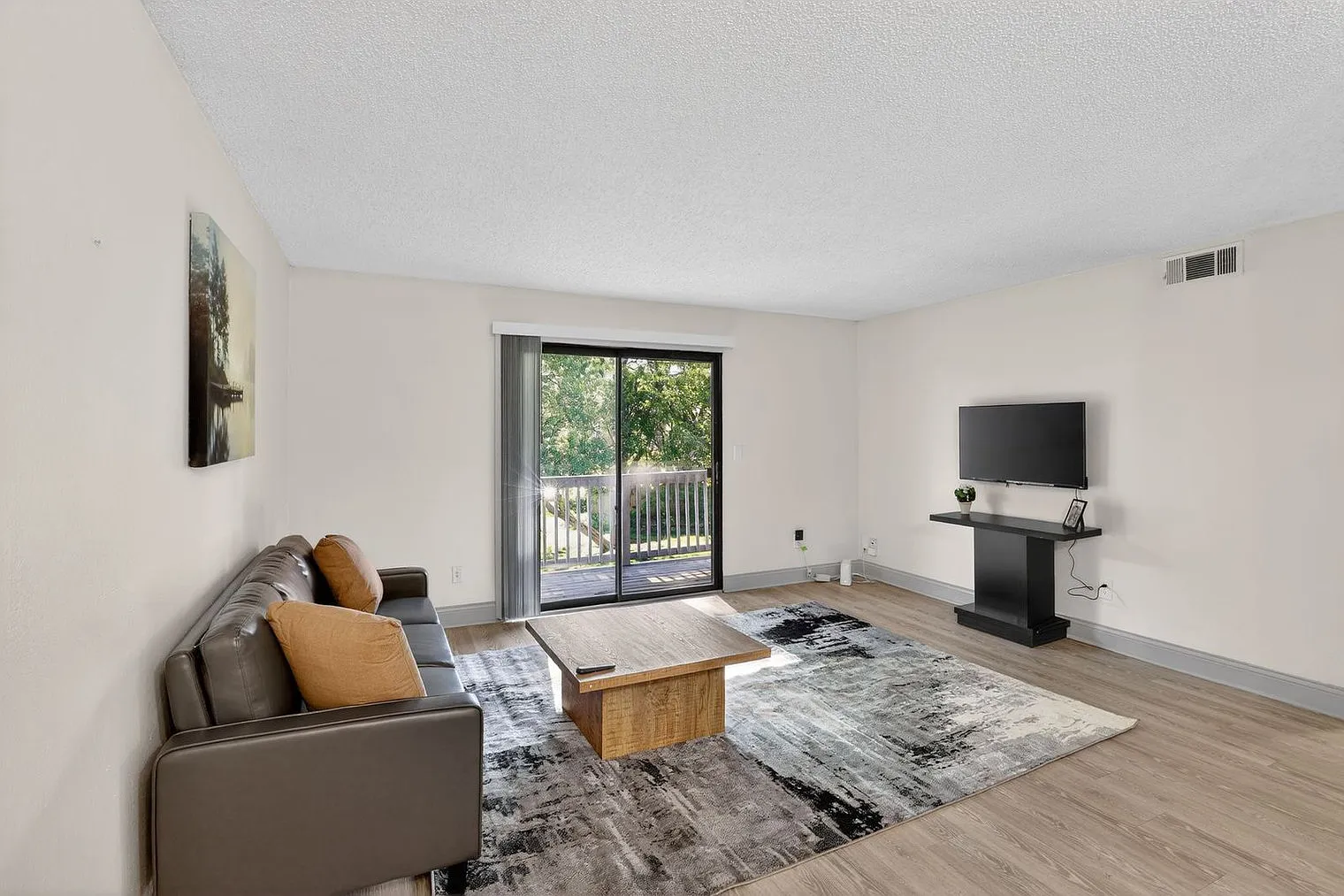 2 bed, 1.0 bath, 764 sqft, $2,106 — Photo 3