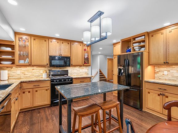 4th image of 7501 W 84th St
