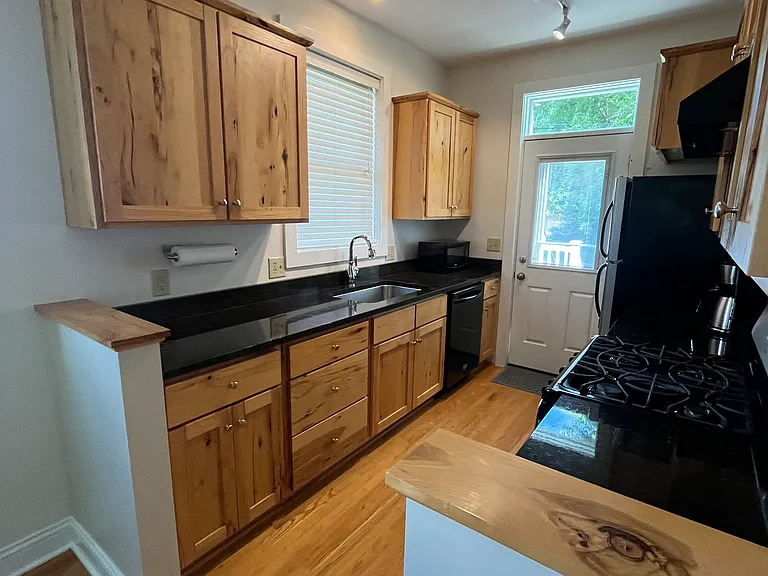 913 N Maple St — Photo 24