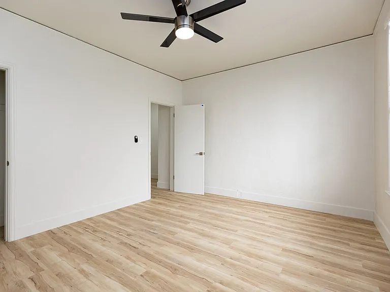 Spacious Apartment in Koreatown — Photo 11
