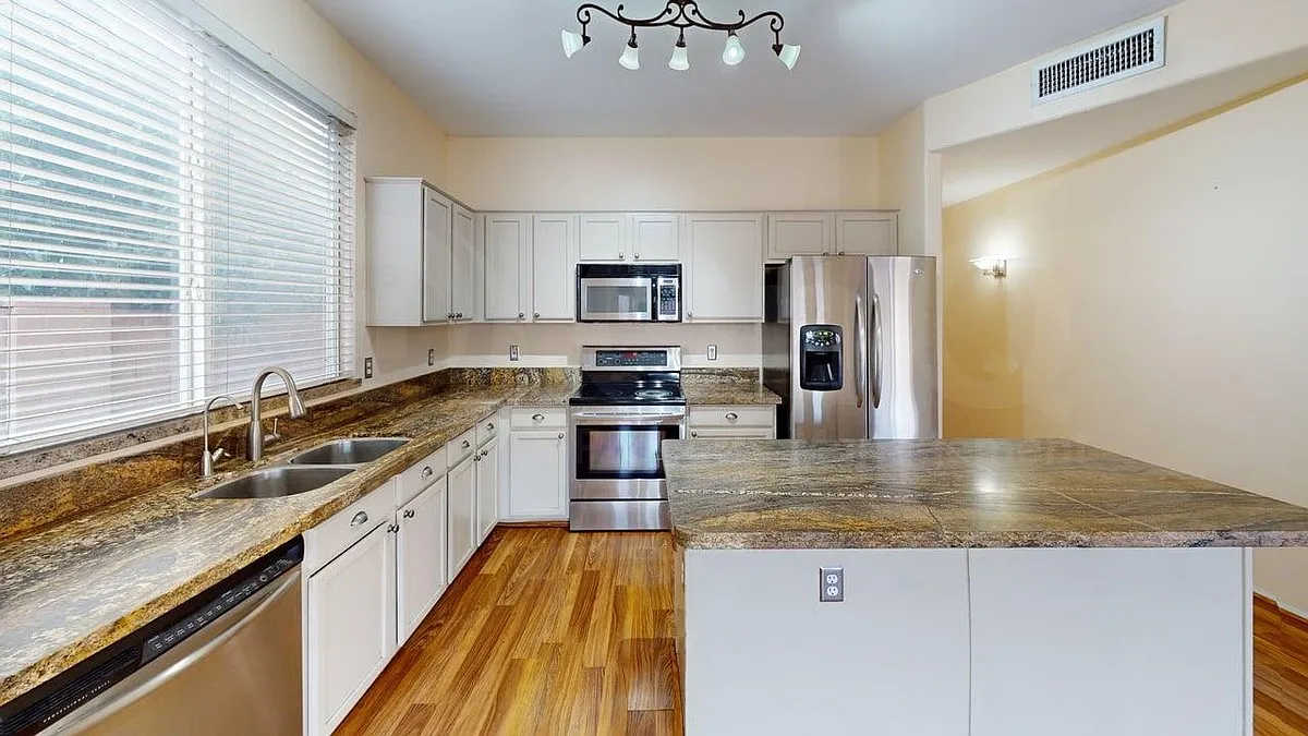 4 bed, 3.0 bath, 2019 sqft, $2,474 — Photo 3