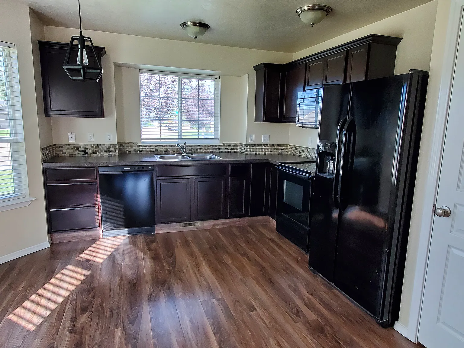 3 bed, 1176 sqft, $1,825 — Photo 4