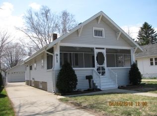 911 75th St, Kenosha, WI 53143