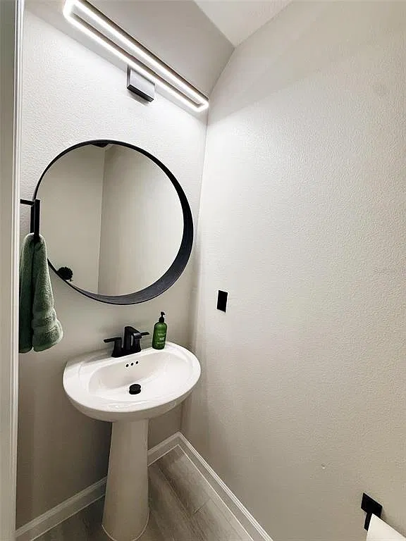 3 bed, 2.5 bath, 1484 sqft, $2,600 — Photo 3