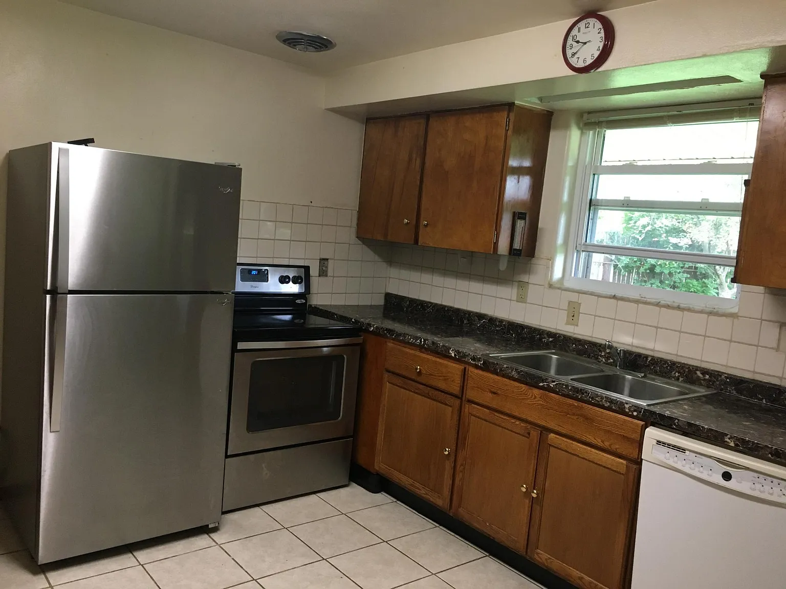 3 bed, 1400 sqft, $2,050 — Photo 4