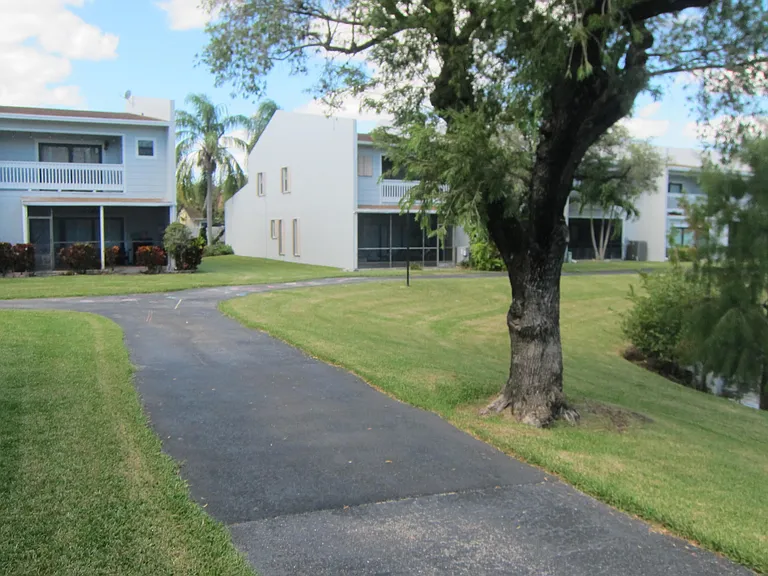 1517 Woodbridge Lakes Cir — Photo 18