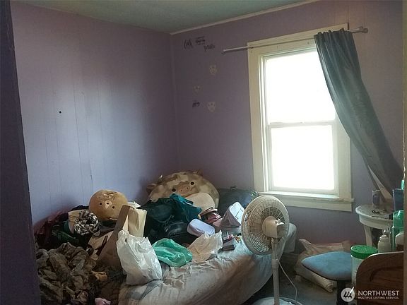 5th image of 912 Okanogan Avenue