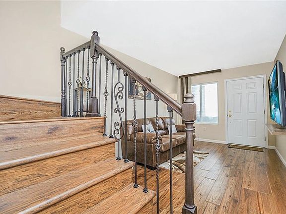 3rd image of 33 Amanda Ct