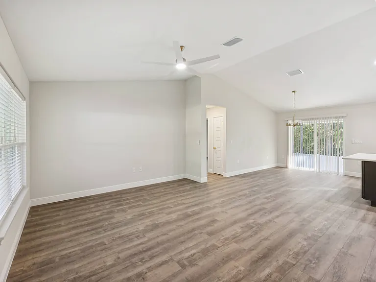 10675 N Adler Dr — Photo 4