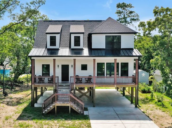 136 N Middleton Avenue, Oak Island, NC 28465