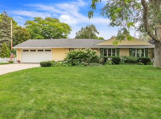 300 Sunny Ln, Thiensville, WI 53092