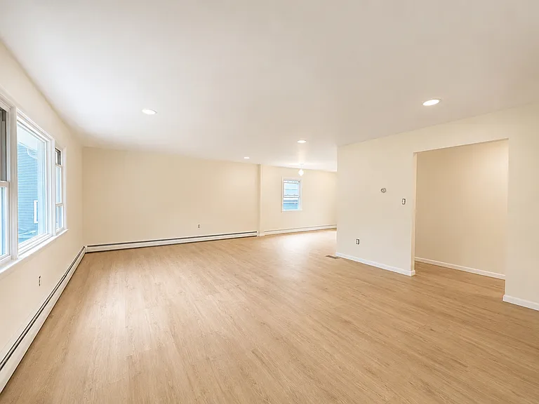 28 Carr St #1 — Photo 4
