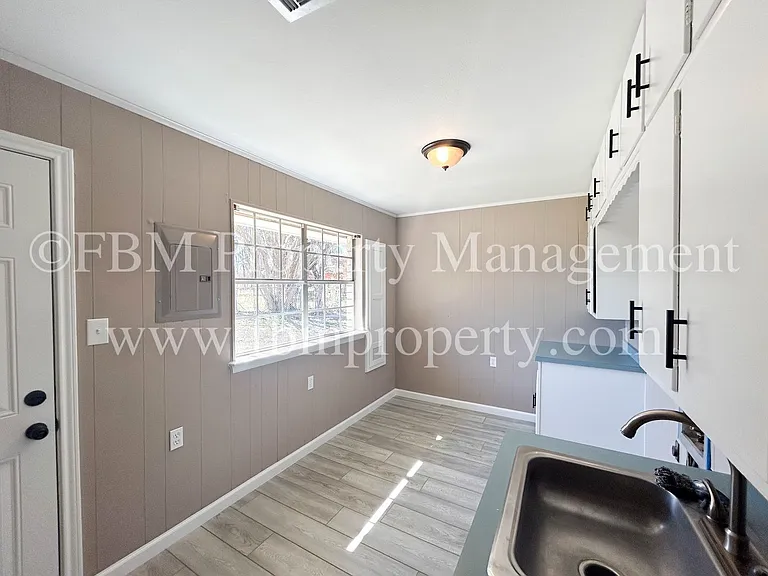 1005 Sunset Dr — Photo 16