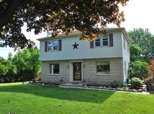 W176N8678 Sunset Ridge Dr, Menomonee Falls, WI 53051