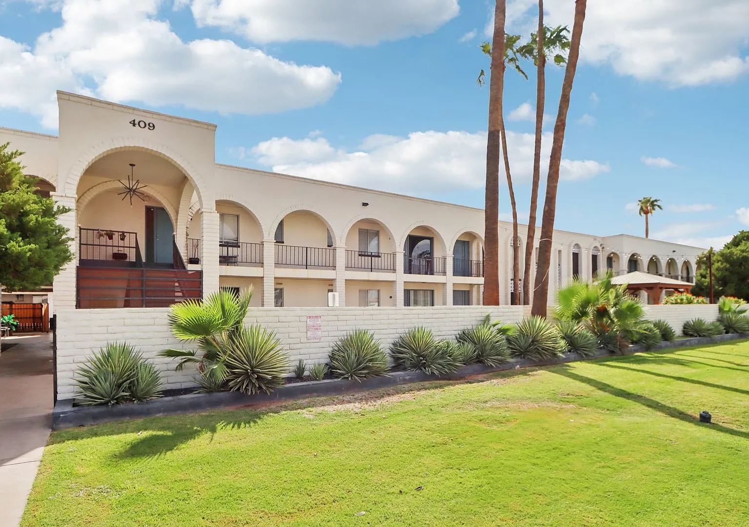 First Month Free! Beautiful East Mesa Apartment - Large and Spacious! — Photo 2