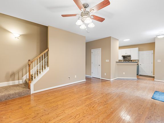 3rd image of 124 Gray Cliff Dr