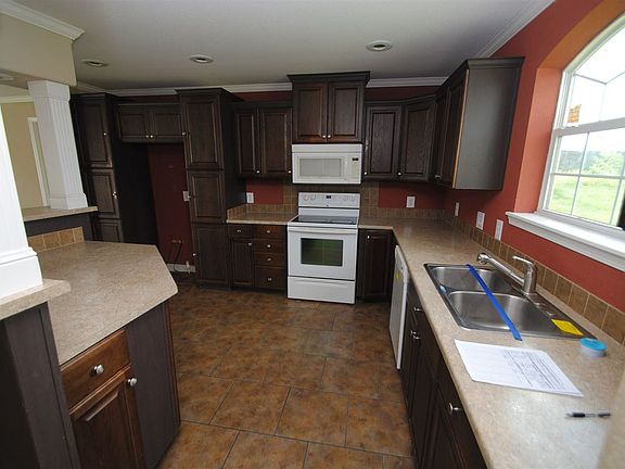 3rd image of 105 E 2nd St #L
