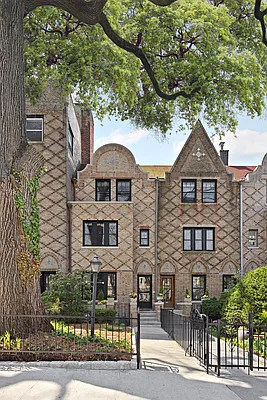 Sold by Compass | media 21