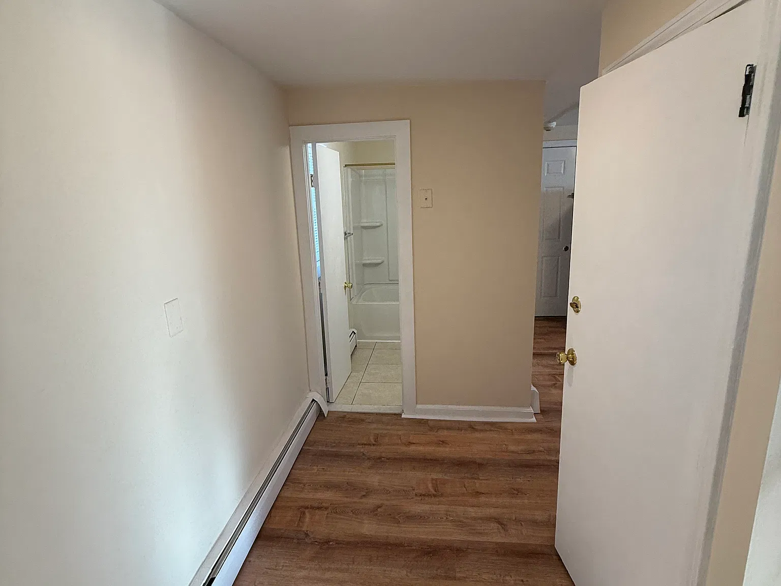 1 bed, 300 sqft, $1,400 — Photo 4