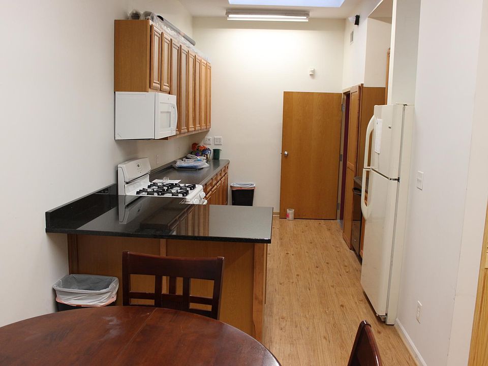 Large kitchen/great room with breakfast peninsula 