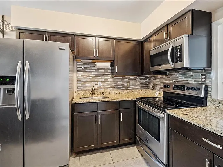 44 Clubhouse Dr #105 — Photo 5