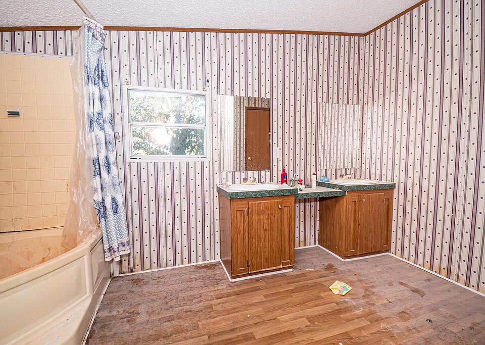 10th image of 200 Laura Ln