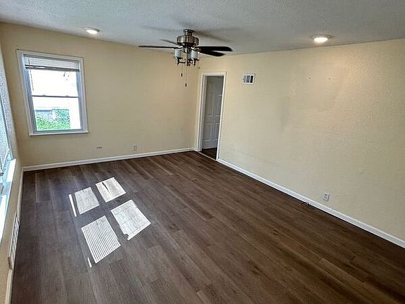 5th image of 406 Plaza Ave