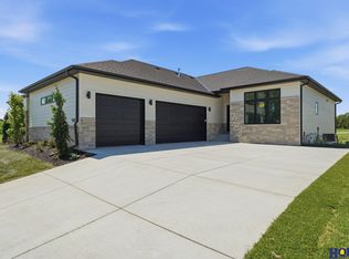 9207 Triana Ln, Lincoln, NE 68520